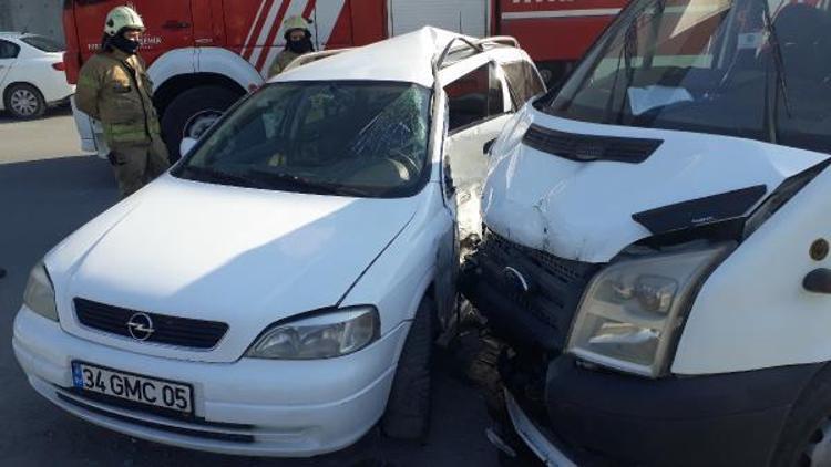 Esenyurtta minibüsle otomobil çarpıştı: 8 yaralı