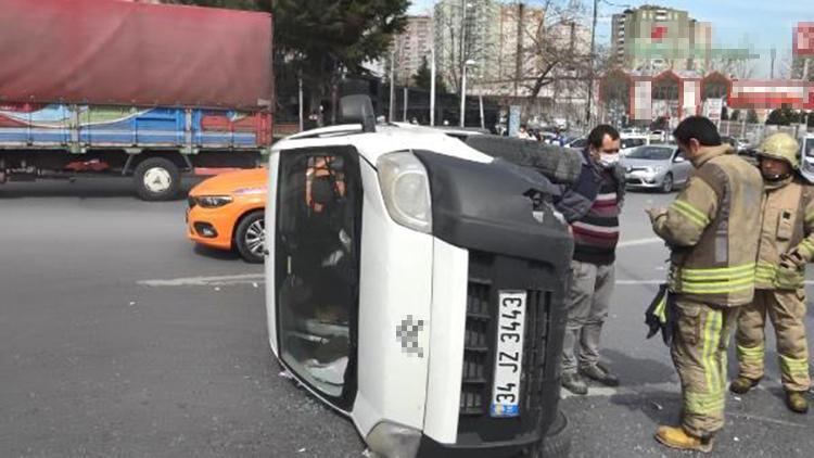 Esenyurtta elektrik direğine çarpan araç takla attı