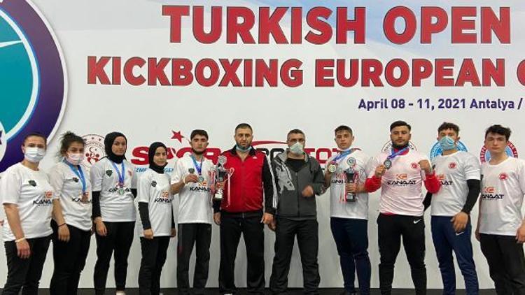 Meram Belediyesporun kick bokscuları Konyaya 5 madalya getirdi