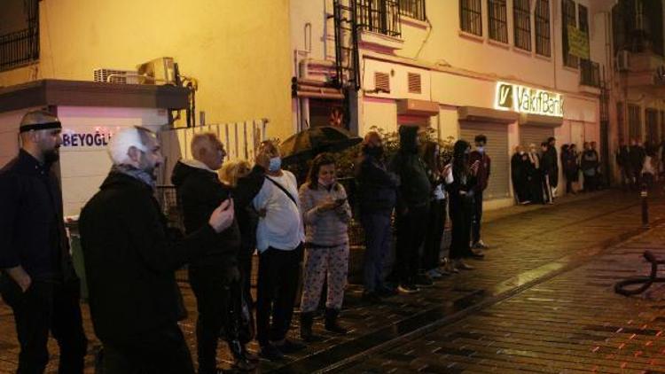 Taksimde çıkan yangında turistler ne sosyal mesafeye uydu ne de maske taktı