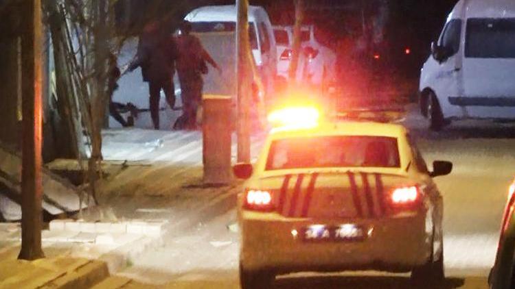 Sultangazide kanlı gece... Boynundan bıçaklandı, markete sığındı Polisi görünce böyle kaçtılar