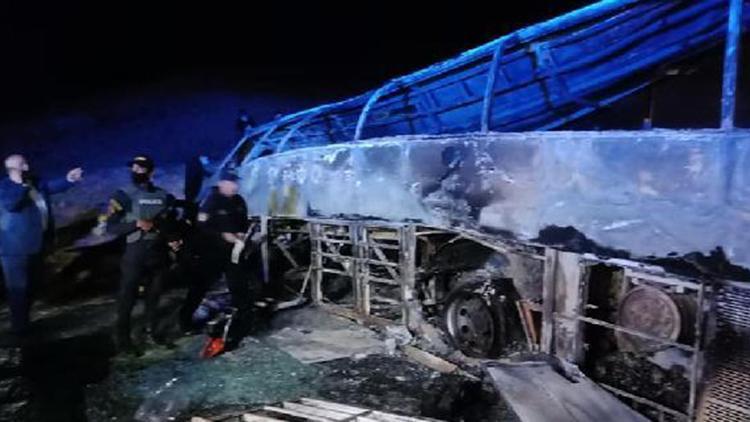 Mısırda yolcu otobüsü devrildi: 20 ölü