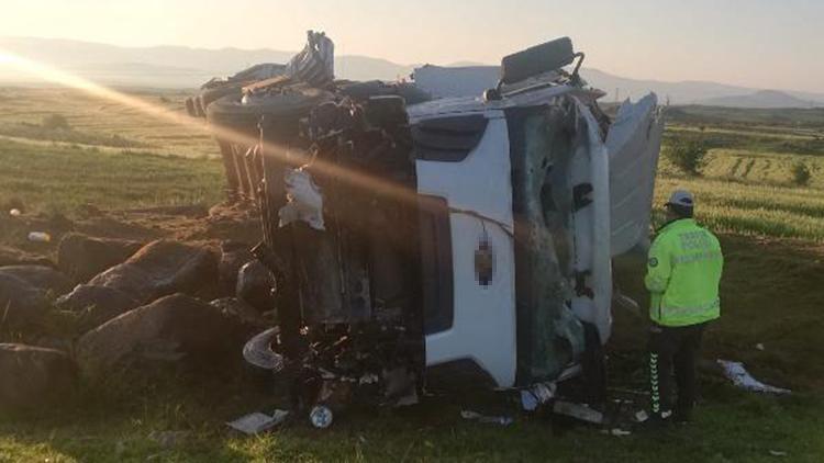 Şarampole devrilen TIR’ın şoförü yaralandı