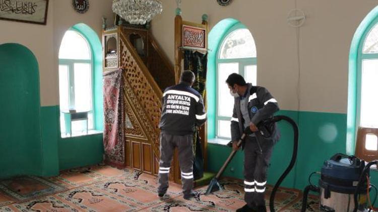 Aksekide camilerde Ramazan temizliği