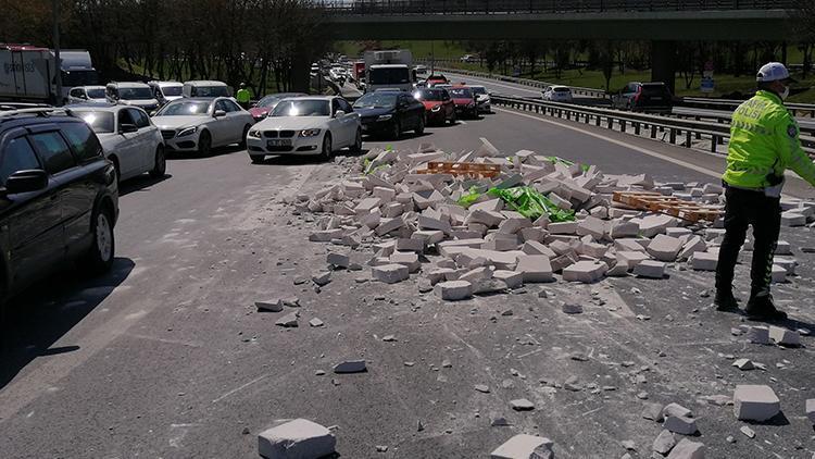 Bakırköyde TIRdaki tuğlalar yola devrildi; trafik kilitlendi