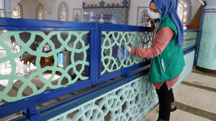 Bursada Ramazan ayında camileri gönüllüler temizliyor