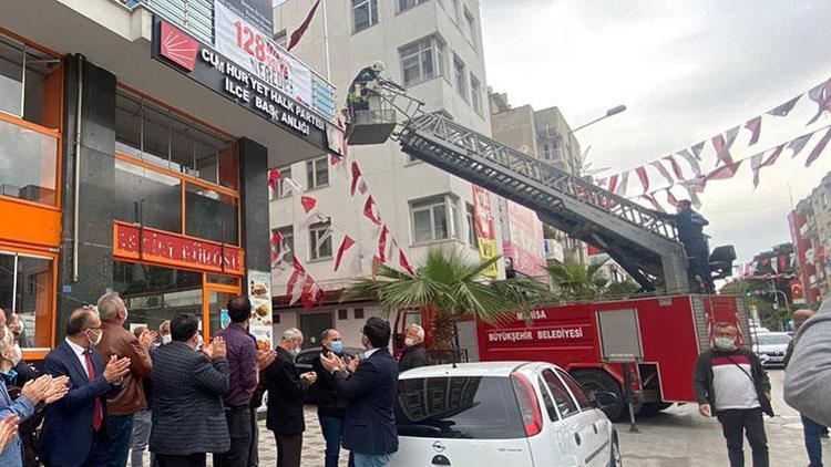 CHP Turgutlu İlçe Başkanlığı’na asılan pankartı polis kaldırdı