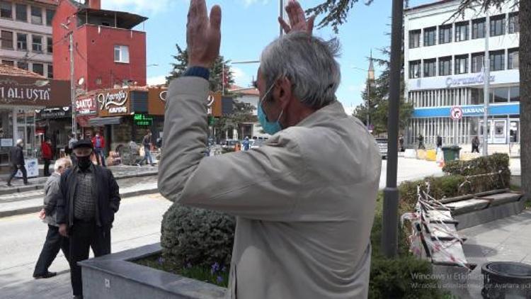 Parkta otururken polis uyardı, verdiği cevap şaşırttı: Hanım Temizlik yapıyorum diye evden kovuyor