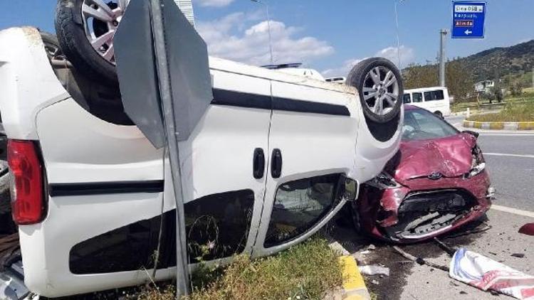 Çinede hafif ticari araçla otomobil çarpıştı: 3 yaralı