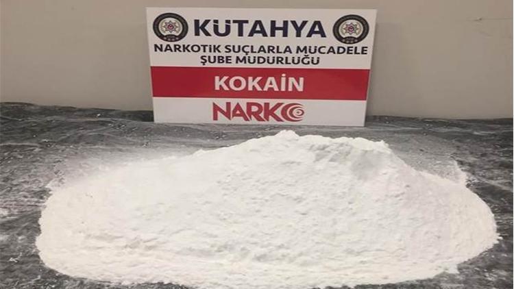 Kütahyada çantasında 2,5 kilogram kokain ele geçirilen şüpheli gözaltına alındı