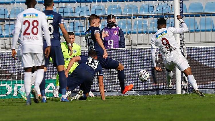 Aaron Boupendza gol orucunda, takım arkadaşı ensesinde...