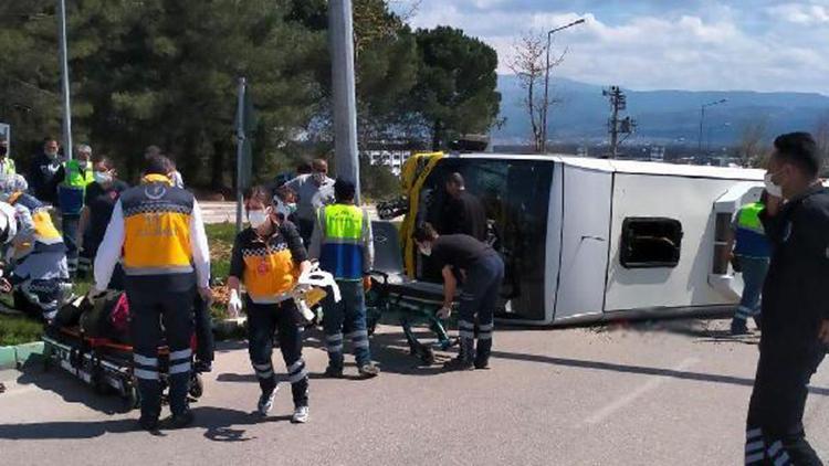 Bursada, direğe çarpan yolcu midibüsü yan yattı: 5 yaralı