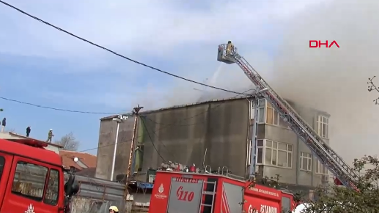 Sarıyerde 4 katlı binanın çatısında yangın paniği