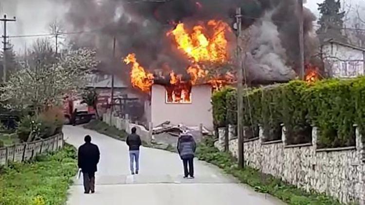 Düzcede 2 ev, alev alev yandı