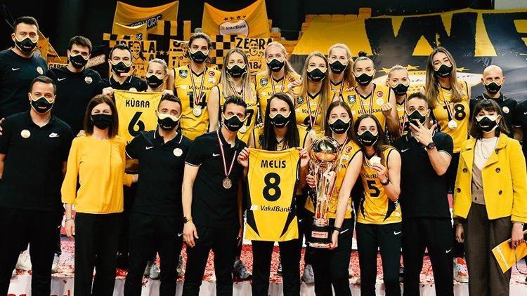 Misli.com Sultanlar Ligi şampiyonu VakıfBank kupasını aldı