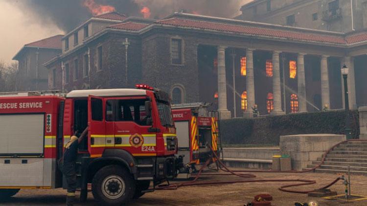 Cape Townda yangın: 4 bin öğrenci tahliye edildi