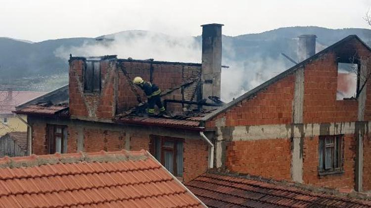 2 katlı evin çatısı yandı