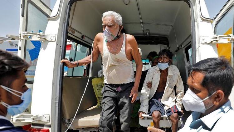 Hindistanda Kovid-19 salgınında günlük vaka sayısı 273 bini aştı