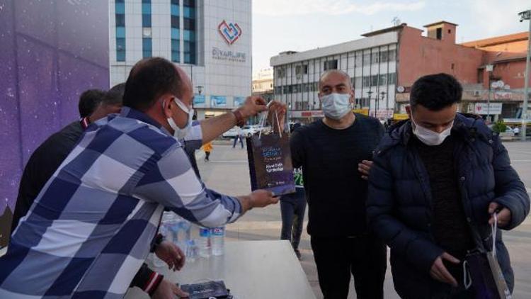 Diyarbakırda, her gün 3 bin kişiye iftariyelik dağıtılıyor