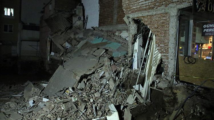 Uşakta tahliye edilen iki katlı bina çöktü