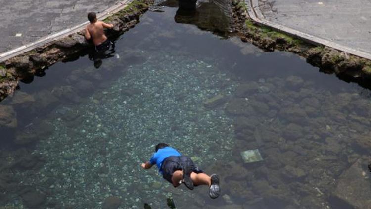Diyarbakırda sıcaklık 26 dereceyi gördü, çocuklar Anzele suyunda serinledi