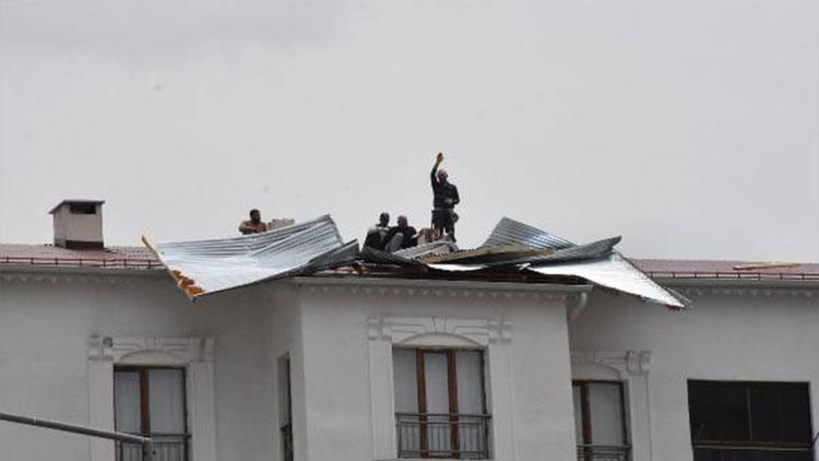 Şiddetli rüzgar hayatı olumsuz etkiledi... Apartman çatısında hasara neden oldu