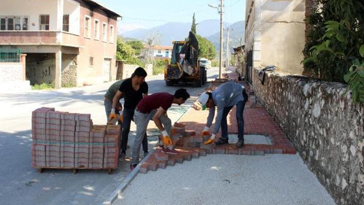 Finike Atatürk Caddesinde kaldırım çalışması sürüyor