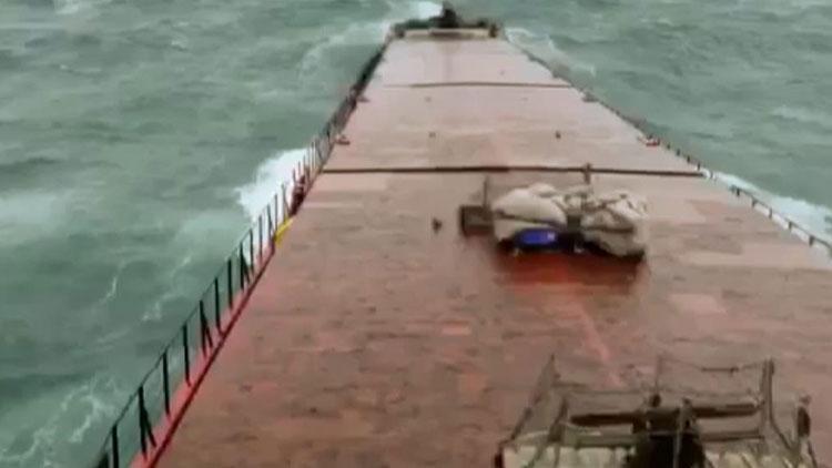 Filipinlerde tayfunun sürüklediği ve su alan kargo gemisi karaya oturdu: 4 ölü, 9 kayıp