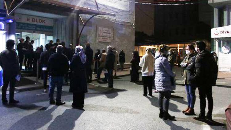 İstanbulda iftar sonrası koronavirüs aşısı için hastane önünde kuyruk
