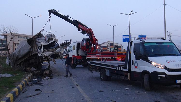 Tatvanda TIR ile kamyonet çarpıştı: 1 ölü, 2 yaralı