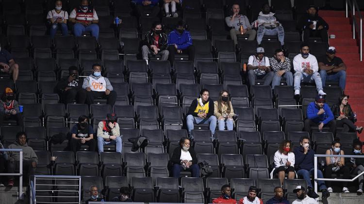 Washington’da NBA taraftarları aylar sonra salonda canlı maç izledi
