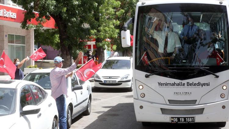 Marşlar eşliğinde otobüslü kutlama