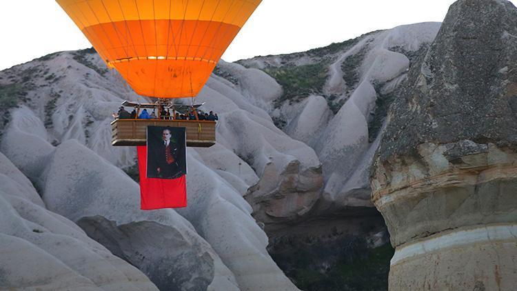 Kapadokyada balonlar Türk bayrakları ve Atatürk posteri ile uçtu