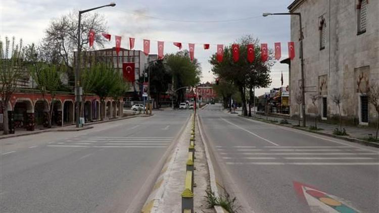 Kısıtlama nedeniyle sokaklar sessizliğe büründü