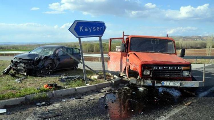 Kayseride otomobil ile kamyonet çarpıştı: 2 yaralı