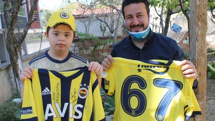 Mesut Özil, down sendromlu Efe Şahine imzalı forma gönderdi