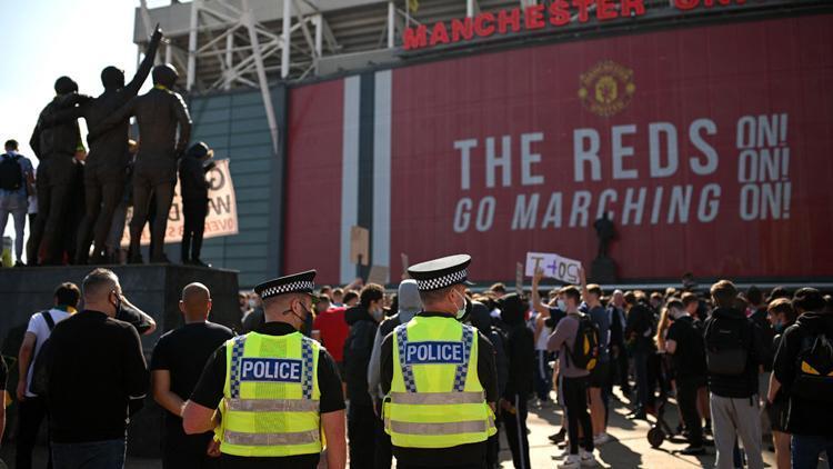 Manchester United taraftarından Avrupa Süper Ligi protestosu