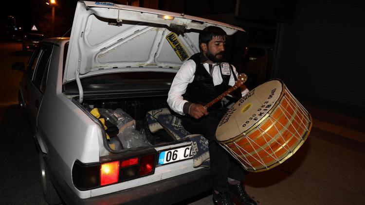 Baba oğul 20 yıldır birlikte davul çalıyor