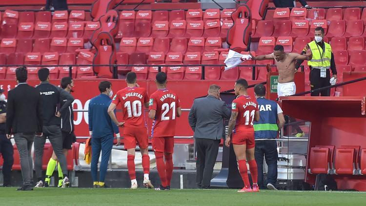 Sevilla - Granada maçında hakemden skandal hata Maçı erken bitirince olanlar oldu...