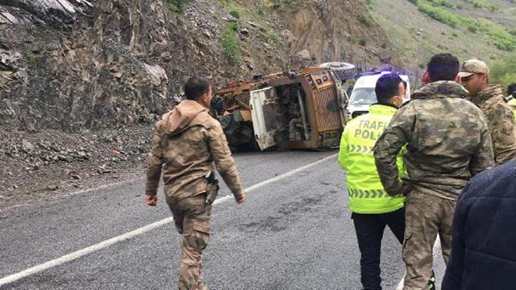 Hakkari - Van yolunda askeri araç devrildi: 3 asker yaralı