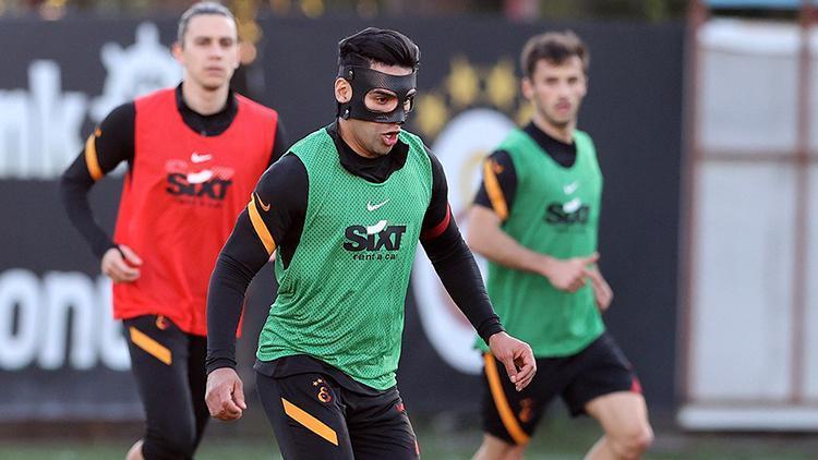 Galatasarayda Radamel Falcao özel maskeyle antrenmana çıktı