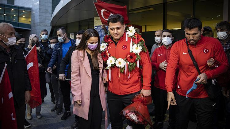 Avrupa Güreş Şampiyonasında ikinci olan Güreş Milli Takımı Türkiyeye döndü