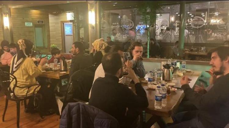 Yasağa rağmen müşteri kabul eden restorana baskın 100 kişiye ceza kesildi