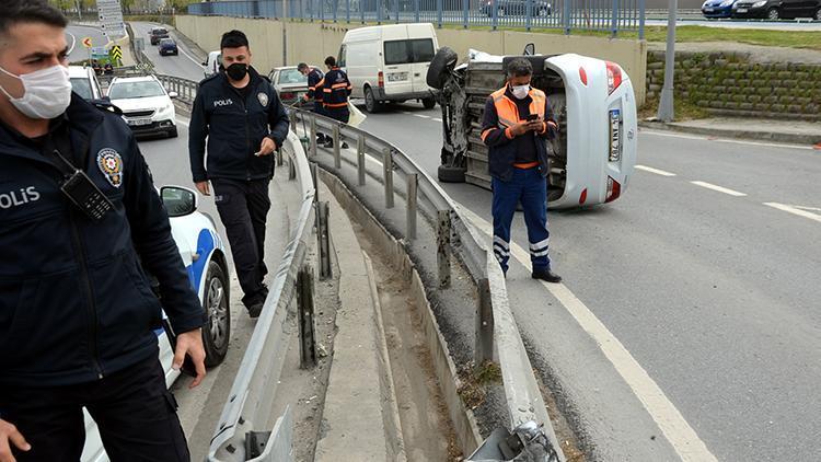 Avcılar’da bariyere çarpan otomobil yan yattı