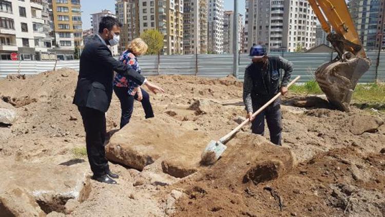 İnşaat kazısında lahit kapağı bulundu, çalışma durduruldu