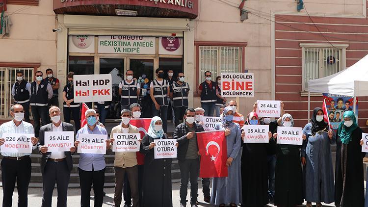 HDP önündeki ailelerden birinin evladının daha teslim olması umutları artırdı