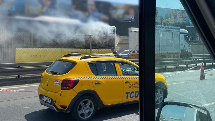 Merterde metrobüste yangın paniği