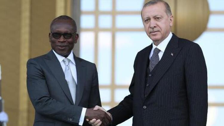 Cumhurbaşkanı Erdoğan’ın Beninli mevkidaşına gönderdiği tebrik mesajını Büyükelçi Özçeri iletti