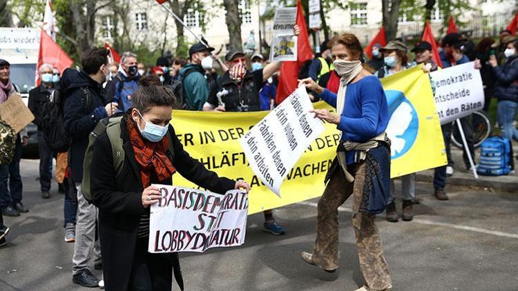 Berlin’de kısıtlama protestosu