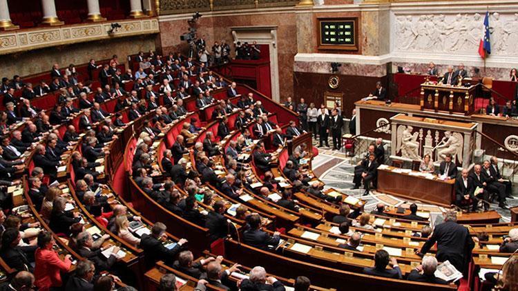 Fransada 16 emekli generalin Meclisteki siyasi gruplara iç savaş uyarısı yaptığı ortaya çıktı